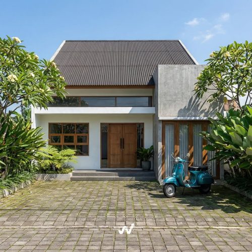 Desain Rumah Japandis Rumah ini didominasi oleh garis-garis bersih dan bentuk geometris yang teg