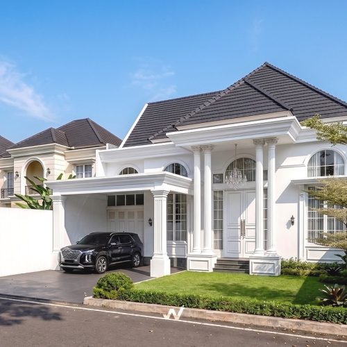 Desain Rumah Klasik 1 LantaiRumah ini menampilkan gaya arsitektur klasik yang elegan dengan domi (1)