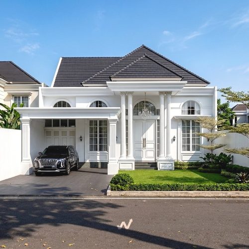 Desain Rumah Klasik 1 LantaiRumah ini menampilkan gaya arsitektur klasik yang elegan dengan domi