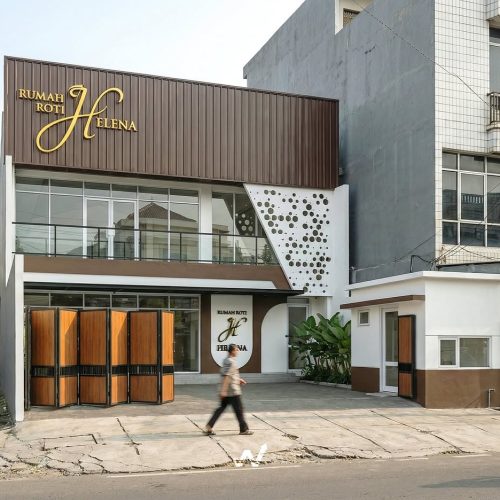 Desain Rumah Roti HelenaFasad diperkaya dengan perpaduan tekstur—mulai dari dinding halus, eleme (2)