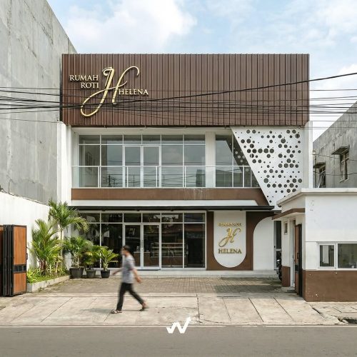 Desain Rumah Roti HelenaFasad diperkaya dengan perpaduan tekstur—mulai dari dinding halus, eleme